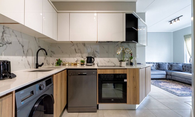 Greater Johannesburg Metropolitan Area Apartment | Lovely 1 Modern bedroom in Waterfall City