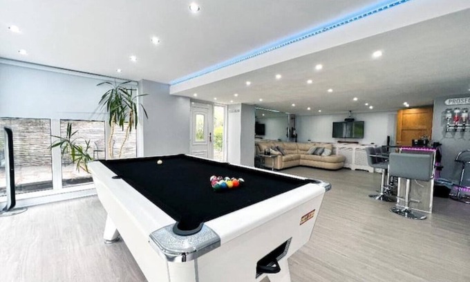 Bearsden Apartment | Lovely 2 Bedroom Garden Flat - with private spa