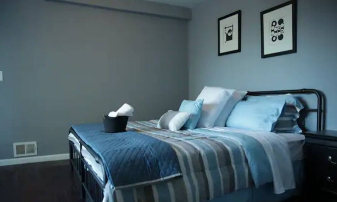 Detroit Apartment | Lovely 2-bedroom loft with hot tub