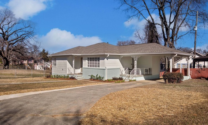 Norwood House | Lovely 2-bedroom mid-century house with AC in Birmingham