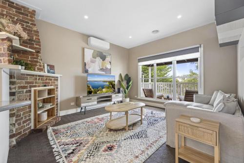 Golden Point House | Lovely 3-Bed with Alfresco Dining in Prime Suburb