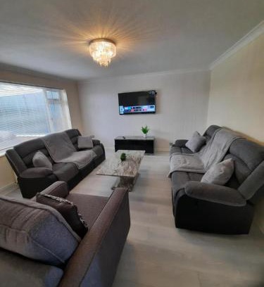 Sutton Coldfield Apartment | Lovely 4-bed House in Walmley