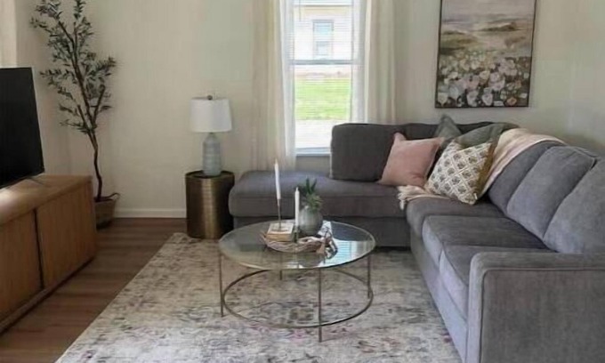 Sioux City House | Lovely 4 bedroom Home with full kitchen, patio and on site parking