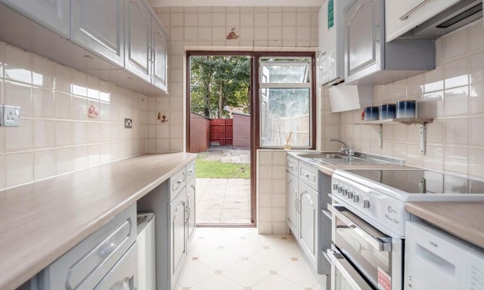 Havering House | Lovely 4-BedRoom House Near Romford Station