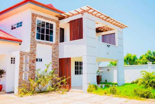 Hanya House | Lovely 4 Bedroom Solar Powered House with CCTV and Unlimited WiFi near Devtraco Court Community 25 Tema