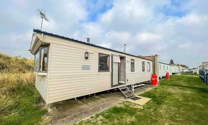 Walton on the Naze House | Lovely 6 berth caravan at Naze Marine Holiday Park in Essex ref 17275C