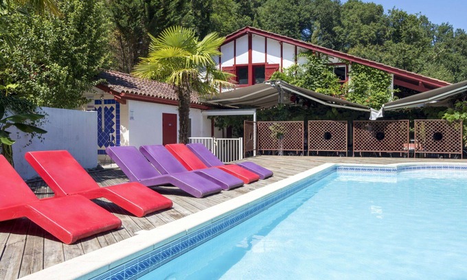 La Bastide-Clairence Apartment | Lovely apartment for 8 guests with pool, WIFI, TV, terrace and pets allowed