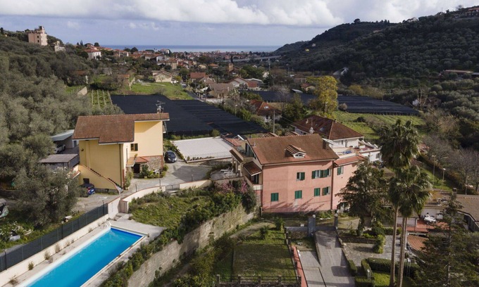 Diano Castello Apartment | Lovely apartment for 4 people with pool, WIFI, TV, terrace, pets allowed and parking