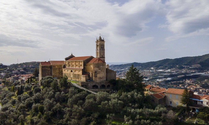 Castellaro Apartment | Lovely apartment for 4 guests with A/C, WIFI, TV, terrace, pets allowed and panoramic view