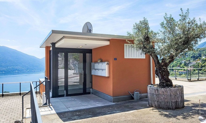 Gordola Apartment | Lovely apartment for 4 guests with patio, pets allowed and panoramic view