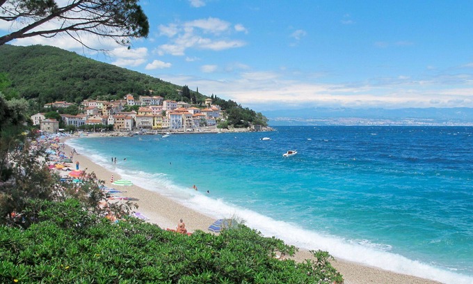 Plomin Apartment | Lovely apartment for 4 people with WIFI, A/C, TV, terrace and parking