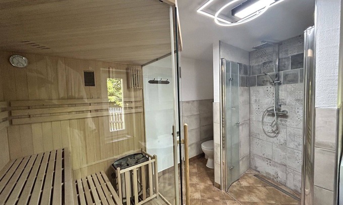 Grossschoenau Apartment | Lovely apartment for 5 people with hot tub, WIFI, TV, patio and pets allowed