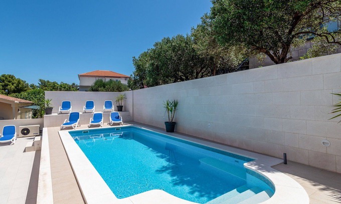 Arbanija Apartment | Lovely apartment for 6 guests with WIFI, pool, A/C, hot tub, TV and terrace