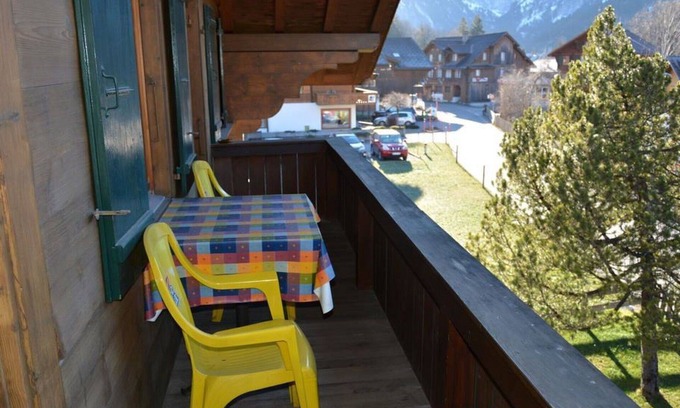 Lauenen Apartment | Lovely apartment for 7 guests with WIFI, TV, balcony and pets allowed