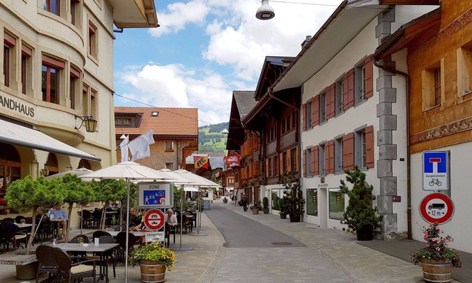 Saanen Apartment | Lovely apartment for 8 guests with WIFI, TV and terrace
