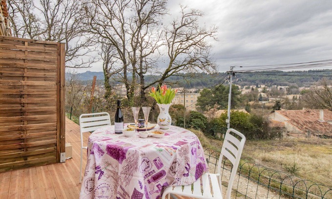 Gardanne Apartment | Lovely apartment for 2 people with WIFI, TV, terrace and panoramic view