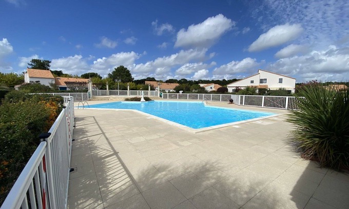 Saint-Palais-sur-Mer Apartment | Lovely apartment for 4 guests with WIFI, pool, TV, terrace and pets allowed