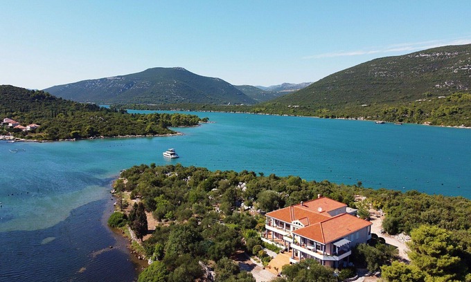 Mali Ston Apartment | Lovely apartment for 4 people with A/C, hot tub, WIFI, TV and terrace