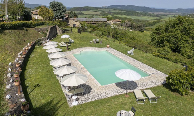 Radicondoli Villa | Lovely apartment in villa for 7 guests with pool, WIFI