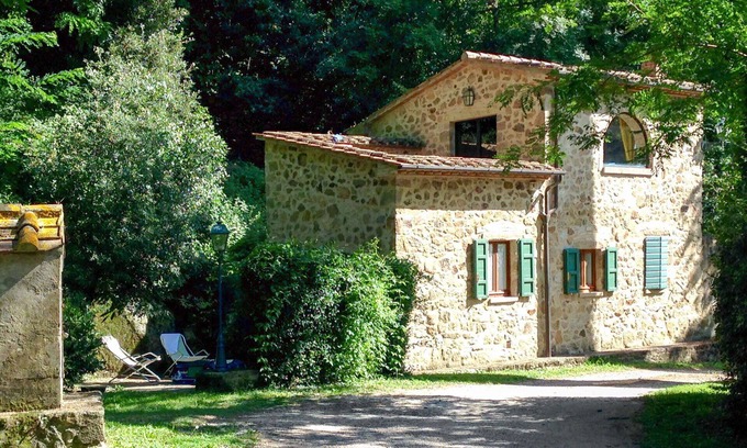 Roccastrada Villa | Lovely apartment in villa for 4 guests with WIFI, pool, TV, patio and pets allowed