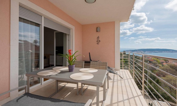Seget Donji Apartment | Lovely apartment in Seget Donji