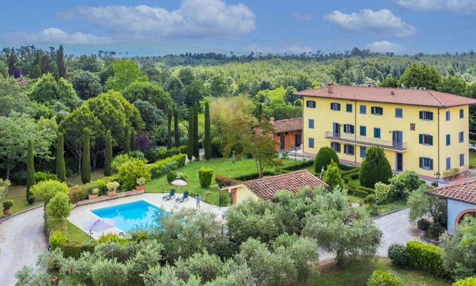 Fucecchio Villa | Lovely apartment in villa for 15 people with WIFI, private pool, hot tub, A/C, TV and pets allowed