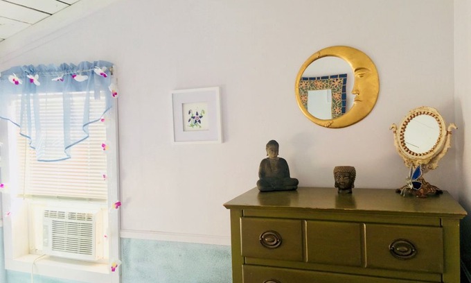 Snug Harbor House | Lovely Beach Cottage in East Matunuck