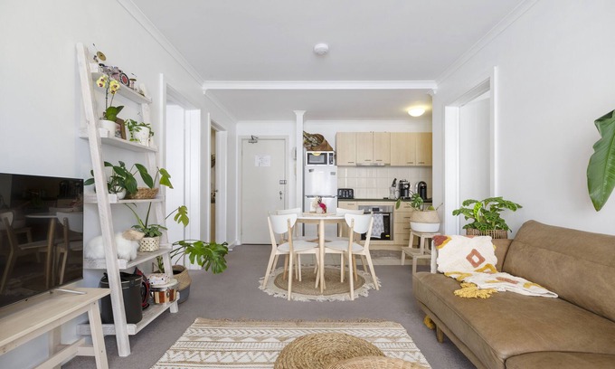 St Kilda Apartment | Lovely Beach Getaway - 8 mins away from St Kilda Beach!