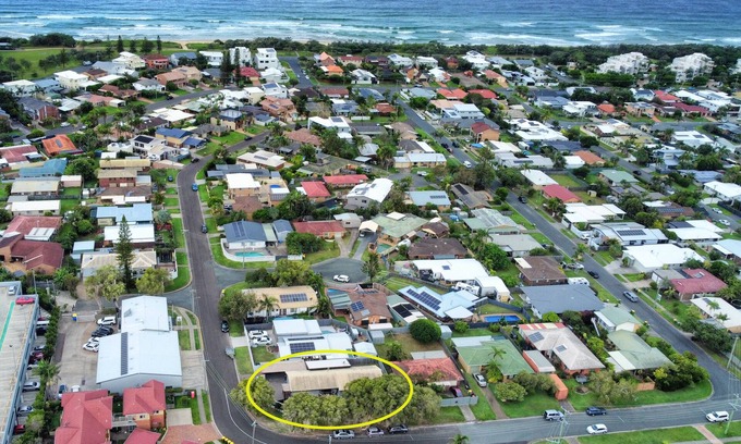 Buddina House | Lovely Beach House -Amazing Location, Pets - ZB9