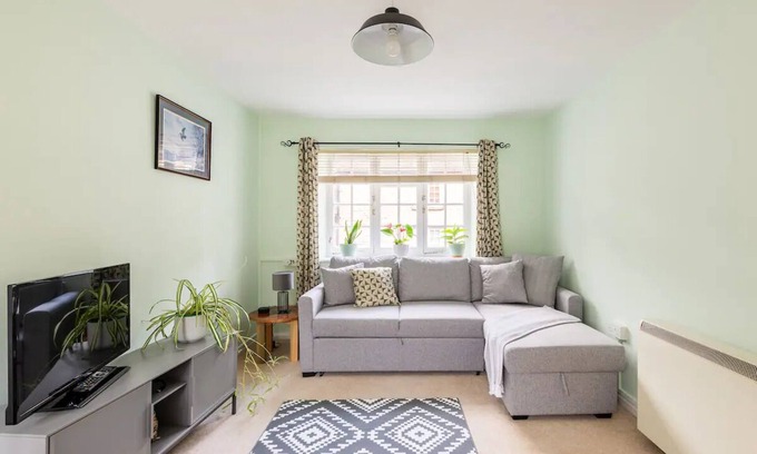 Cirencester Apartment | Lovely Cotswolds 1 bed nr town centre yet mins from river and countryside walks