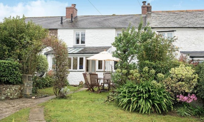 Bude House | Lovely Cottage by Coastal Footpath & Surf Beaches!
