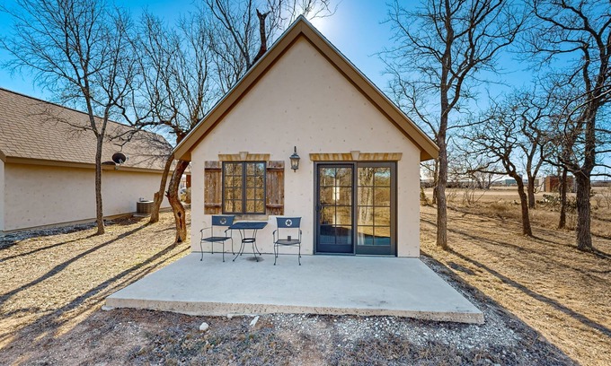 Fredericksburg Cabin | Lovely cottage with a deck & views, steps from wine tasting