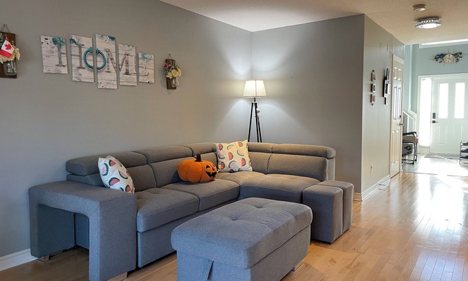 London House | Lovely & cozy 3Bdr | 7 person| 2baths | 1 free driveway parkings | street pkgs