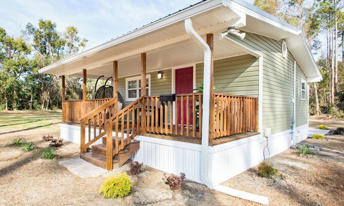 Waycross Cottage | Lovely cozy cottage with AC in charming Waycross