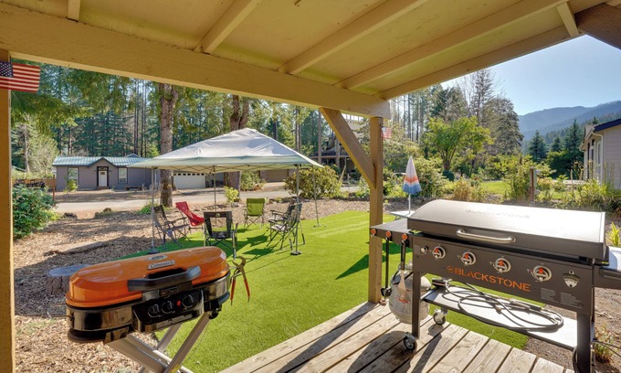 Detroit House | Lovely Detroit Home w/Deck - Walk to Town!