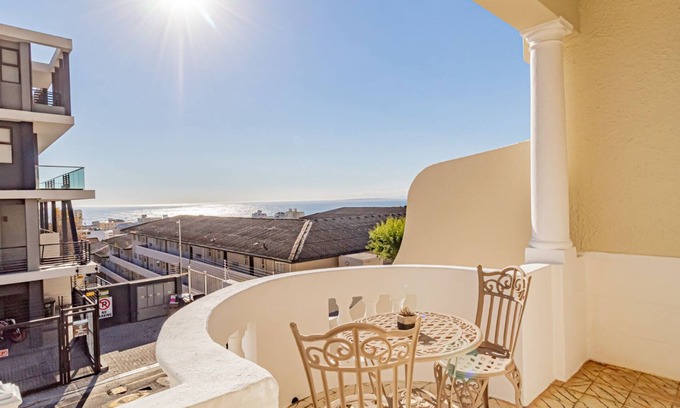 Sea Point Apartment | Lovely Holiday Home w Private Courtyard Six Selbourne