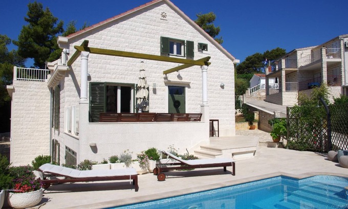 Sumartin House | Lovely Holiday House with Private Pool