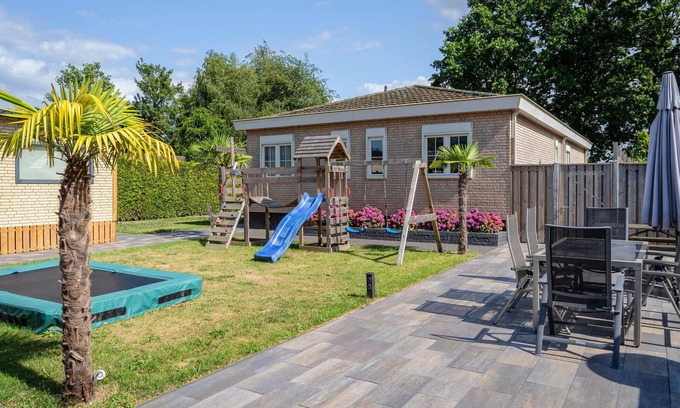 Heinkenszand House | Lovely home in Heinkenszand with WiFi