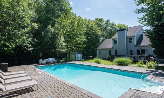 Narragansett House | Lovely home w/in ground-pool, central air, private yard & more!