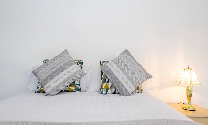 Cheadle House | Lovely house close to restaurants and shops. 7 minutes from Manchester Airport.