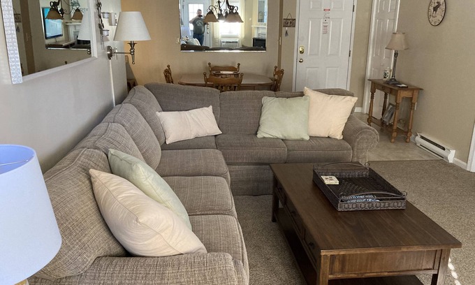 Lincoln Condo | Lovely Modern Condo Near Loon Mountain, WIFI, 2 BR, 2 Baths, A/C, Pools & Gym