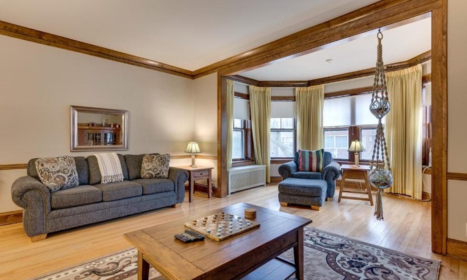 Rogers Park Apartment | Lovely Near Loyola - Enjoy the Wonderful Outdoor Space and Sun Room - Room for the Whole Crew apts