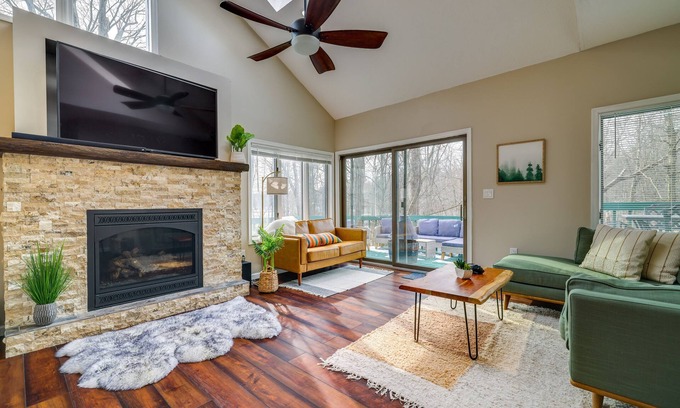 Gouldsboro Cabin | Lovely Poconos Cabin w/Resort Amenities!