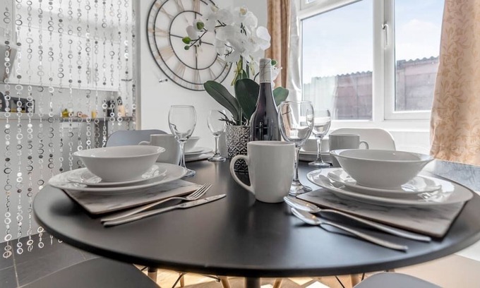 Norwich Apartment | Lovely quite 2 bedroom apartment with free parking