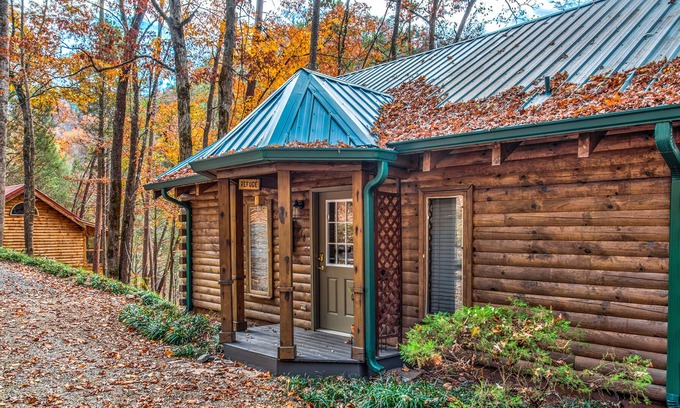 Townsend Cabin | Lovely riverfront home w/water views from balcony, WiFi, firepit, gas fireplace