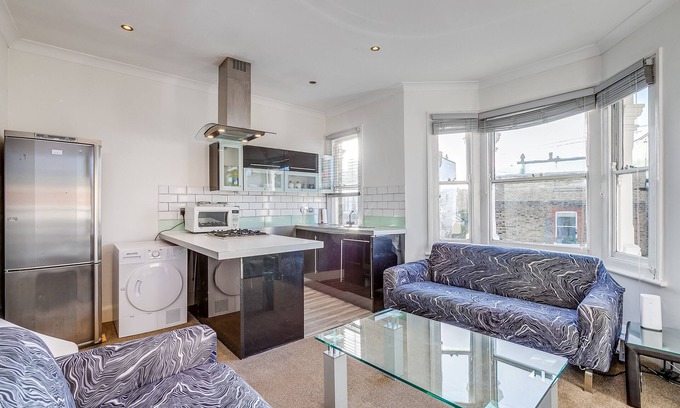 Clapham Apartment | Lovely Two-Bedroom Apartment in a Prime Location Between the Commons