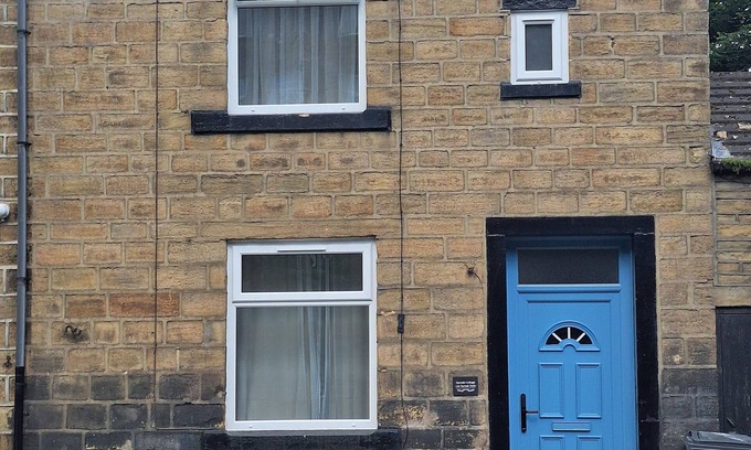 Ingrow Cottage | Lovely Two Bedroom Cottage w/Garden Patio - Free Parking - Pets Welcome