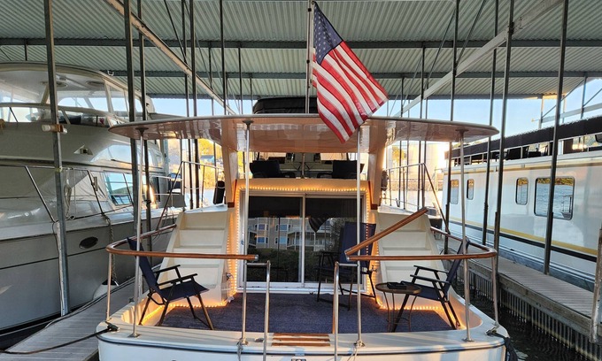 Downtown Knoxville Boat Rental | Low week-night rates! Vintage houseboat. Walk to UT & downtown Knox.