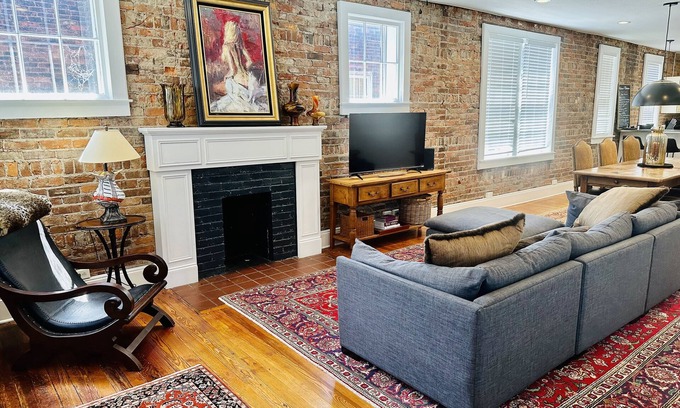Paducah Apartment | Lower town luxury with garage