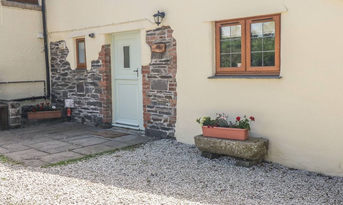 Brazzacott Cottage | LOWER WEST CURRY COTTAGE, pet friendly, with a garden in Launceston